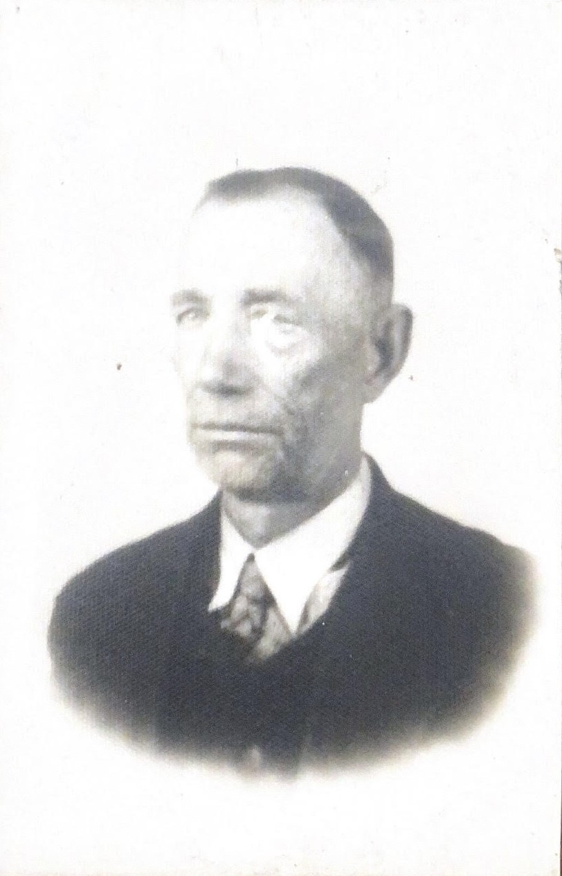 Na zdjęciu widać mężczyznę, kt&oacute;ry ma poważną minę. 